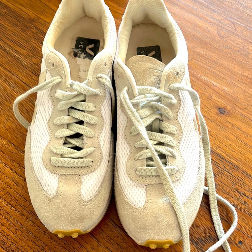 Vera tennis shoes